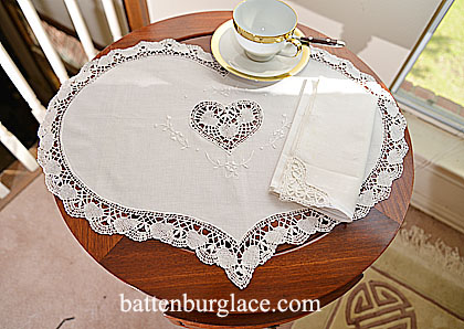 Placemat. Southern Heart Style Cluny Lace Trimmings. Set of 4